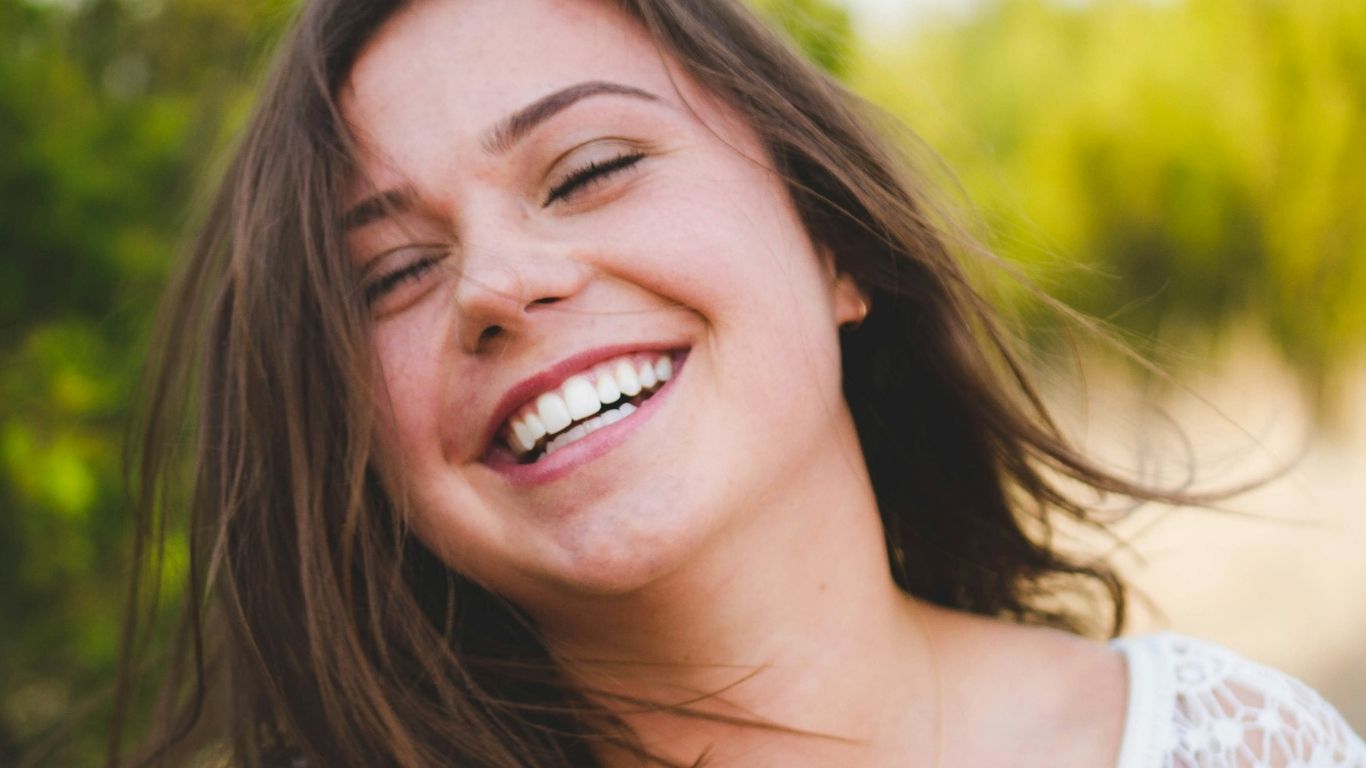Can Full Dentures Help With Facial Sagging After Tooth Loss?